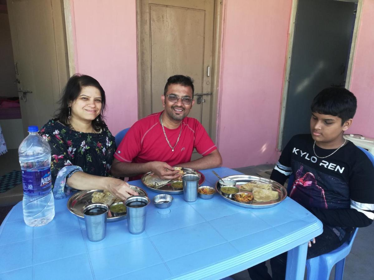 Abhi Homestay ฮัมปี ภายนอก รูปภาพ