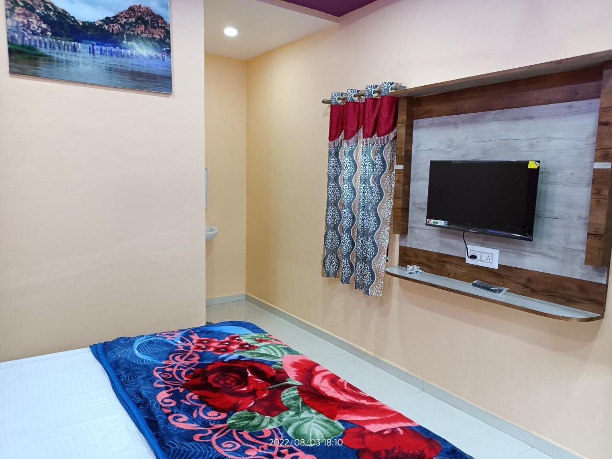 Abhi Homestay ฮัมปี ภายนอก รูปภาพ