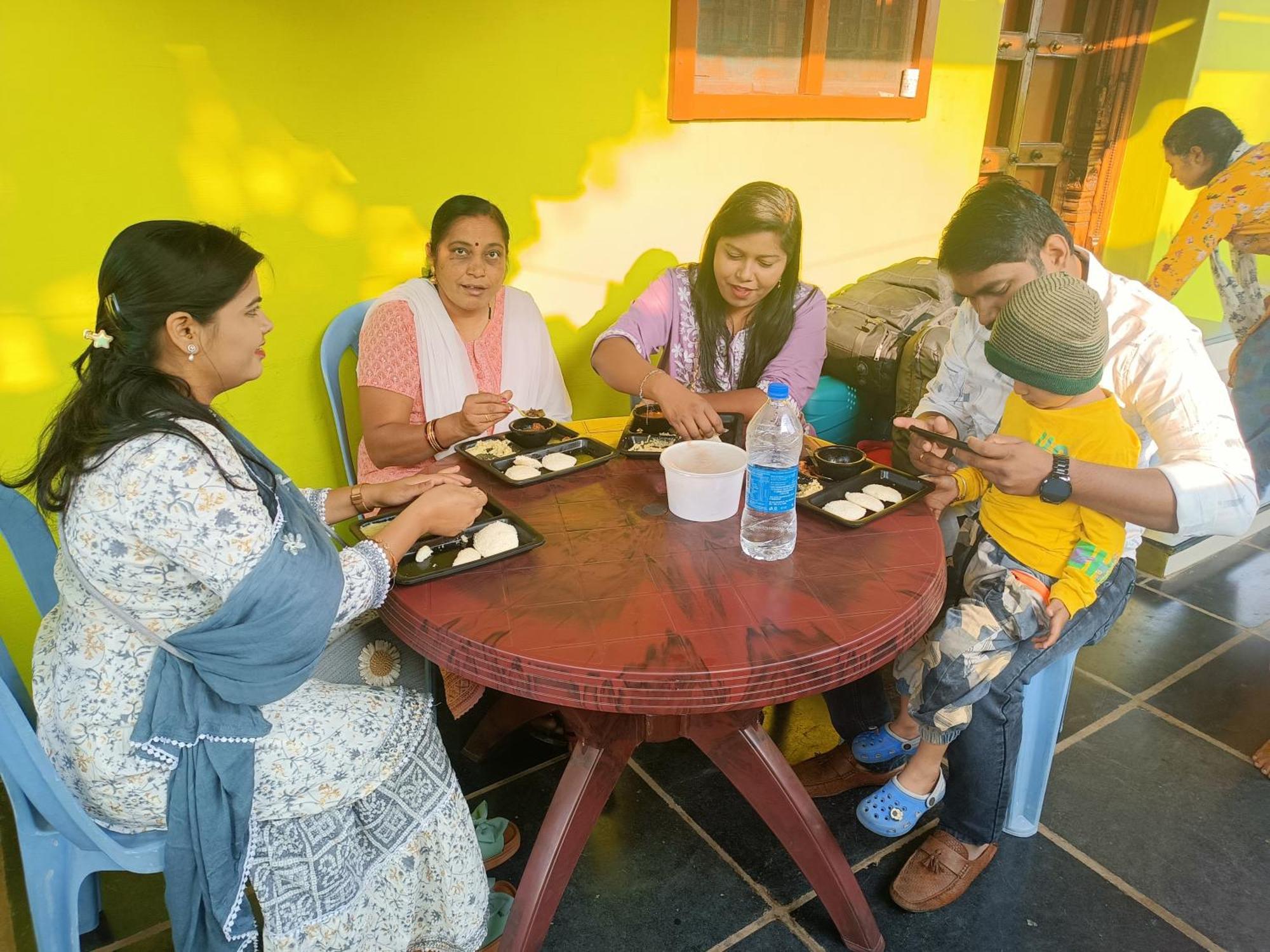 Abhi Homestay ฮัมปี ภายนอก รูปภาพ