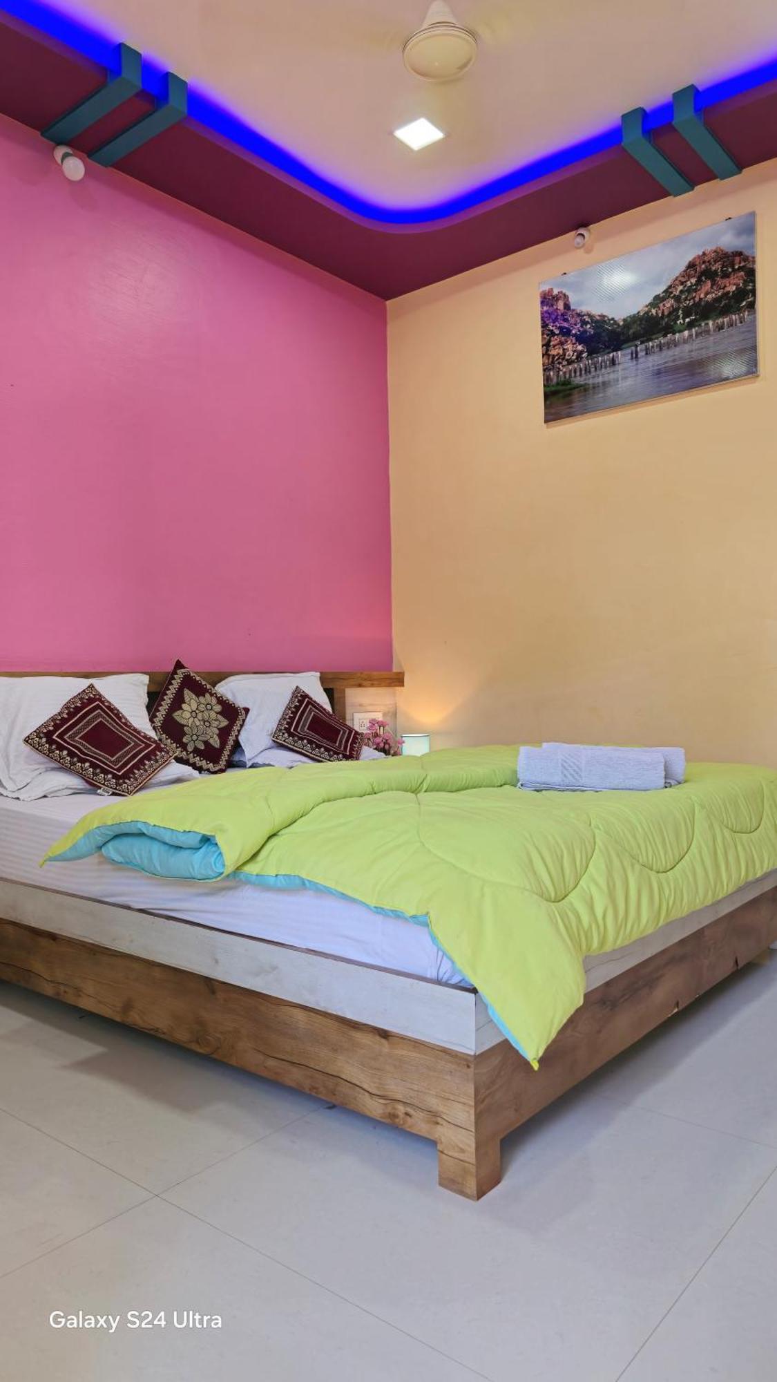 Abhi Homestay ฮัมปี ภายนอก รูปภาพ