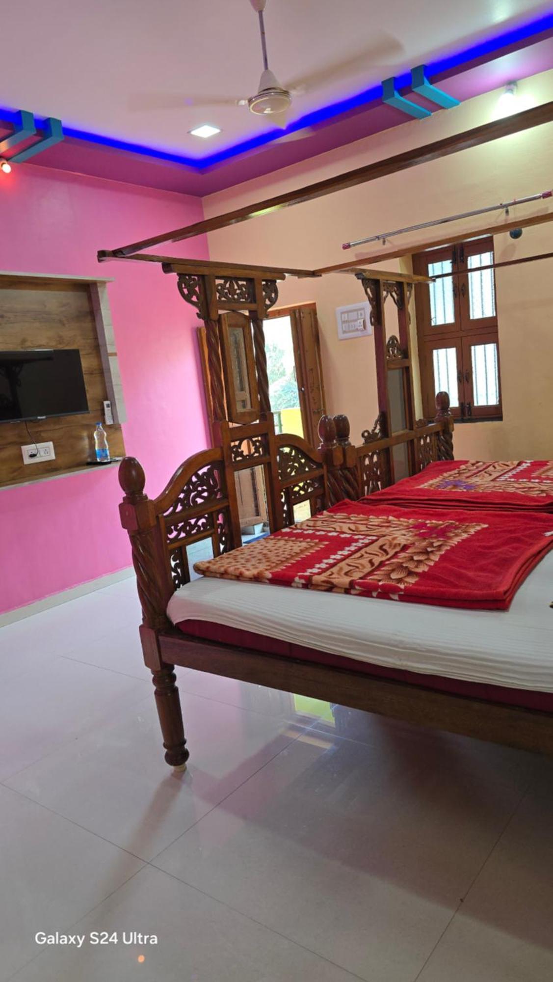 Abhi Homestay ฮัมปี ภายนอก รูปภาพ